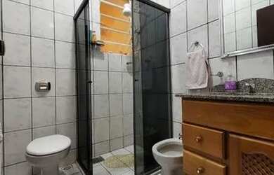 Imagem: A casa possui 3 Dormitórios, 2 Banheiros, 1 Vaga na garagem