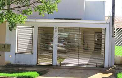 Imagem: A casa possui 2 Dormitórios, 1 Banheiro, 2 Vagas na garagem