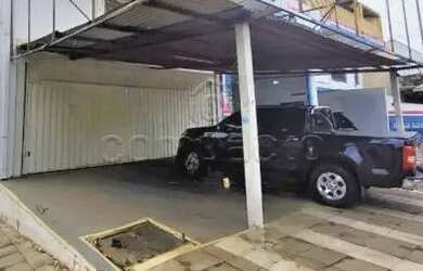 Imagem: O depósito possui 2 Vagas na garagem, 370m² de Área e está