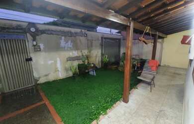 Imagem: A casa possui 3 Dormitórios, 1 Banheiro, 2 Vagas na garagem