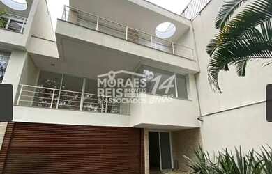 Imagem: A casa possui 4 Dormitórios, 5 Banheiros, 4 Vagas na garagem