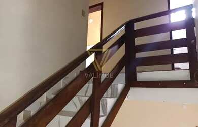 Imagem: A casa possui 4 Dormitórios, 2 Banheiros, 3 Vagas na garagem