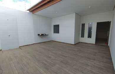 Imagem: A casa possui 3 Dormitórios, 2 Banheiros e 2 Vagas na garagem