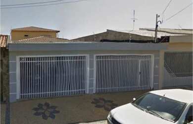 Imagem: A casa possui 1 Dormitório, 1 Banheiro, 3 Vagas na garagem