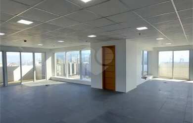 Imagem: O depósito possui 3 Vagas na garagem, 150m² de Área e está