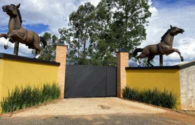 Imagem: A casa possui 5 Dormitórios, 5 Banheiros, 5 Vagas na garagem