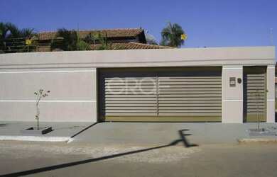 Imagem: A casa possui 4 Dormitórios, 3 Banheiros, 5 Vagas na garagem