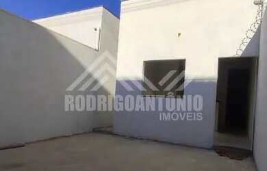 Imagem: A casa possui 2 Dormitórios, 1 Banheiro, 1 Vaga na garagem