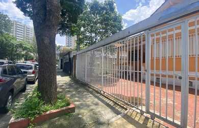 Imagem: A casa possui 3 Dormitórios, 2 Banheiros, 3 Vagas na garagem