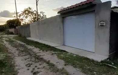 Imagem: A casa possui 2 Dormitórios, 2 Banheiros, 3 Vagas na garagem