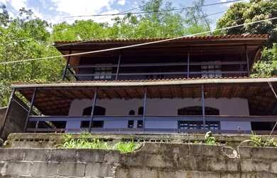 Imagem: A casa em condomínio possui 3 Dormitórios, 2 Banheiros, 500m²