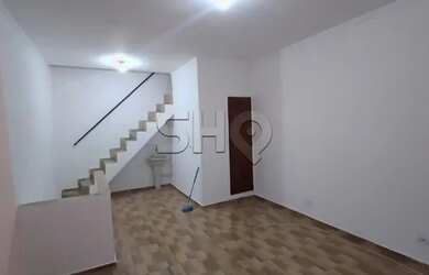 Imagem: O depósito possui 5 Vagas na garagem e 456m² de Área e está