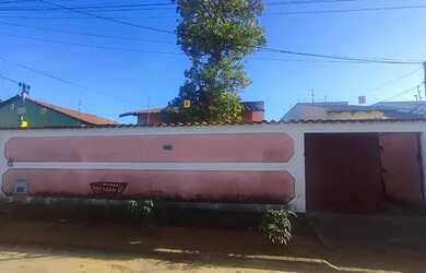 Imagem: A casa possui 3 Dormitórios, 2 Banheiros, 2 Vagas na garagem