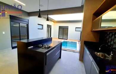 Imagem: A casa em condomínio possui 3 Dormitórios, 1 Banheiro, 4 Vagas