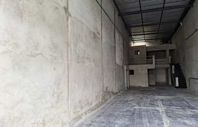 Imagem: O depósito possui 2 Vagas na garagem, 200m² de Área e está