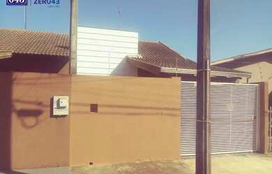 Imagem: A casa possui 3 Dormitórios, 2 Banheiros, 1 Vaga na garagem