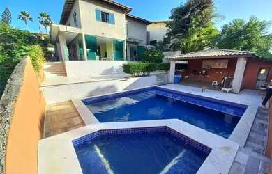 Imagem: A casa possui 3 Dormitórios, 3 Banheiros, 4 Vagas na garagem