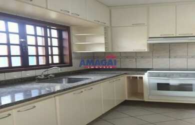 Imagem: A casa possui 2 Dormitórios, 1 Banheiro, 2 Vagas na garagem