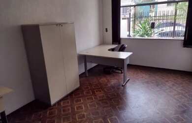 Imagem: A casa possui 4 Dormitórios, 4 Banheiros, 5 Vagas na garagem