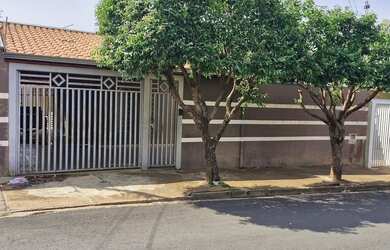 Imagem: A casa e possui 2 Dormitórios, 2 Banheiros, 4 Vagas na garagem