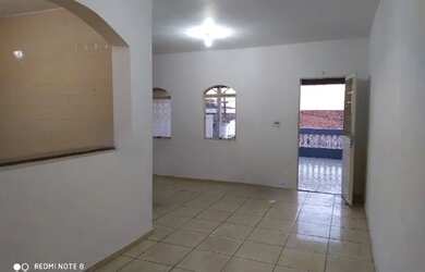 Imagem: A casa possui 2 Dormitórios, 1 Banheiro, 2 Vagas na garagem