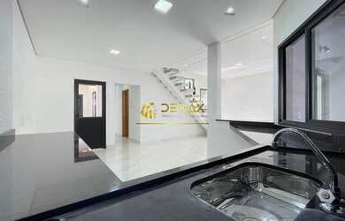 Imagem: A casa possui 3 Dormitórios, 2 Banheiros, 2 Vagas na garagem