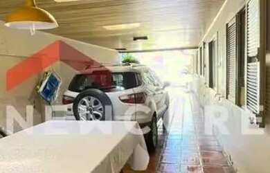 Imagem: A casa possui 3 Dormitórios, 2 Banheiros, 2 Vagas na garagem