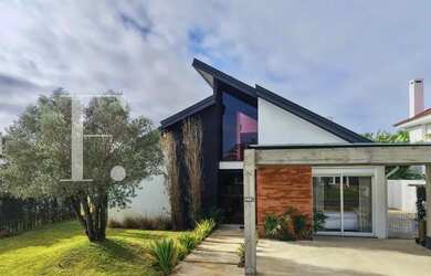 Imagem: A casa em condomínio possui 4 Dormitórios, 5 Banheiros, 2