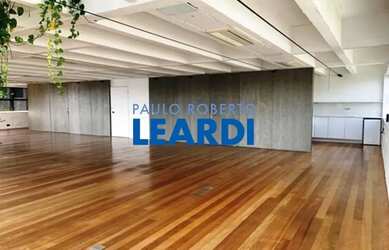 Imagem: O depósito possui 2 Vagas na garagem, 201m² de Área e está