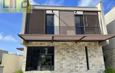 Imagem: A casa possui 4 Dormitórios, 1 Banheiro, 2 Vagas na garagem