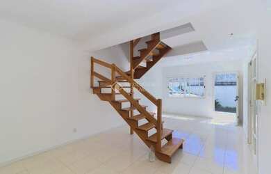 Imagem: A casa em condomínio possui 3 Dormitórios, 2 Banheiros, 100m²