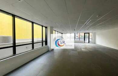 Imagem: O depósito possui 2 Vagas na garagem, 242m² de Área e está