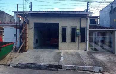 Imagem: A casa possui 3 Dormitórios, 2 Banheiros e está localizado