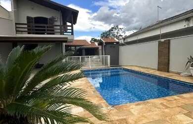 Imagem: A casa possui 3 Dormitórios, 2 Banheiros, 4 Vagas na garagem