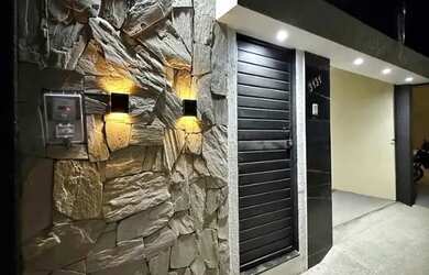 Imagem: A casa possui 3 Dormitórios, 2 Banheiros, 1 Vaga na garagem