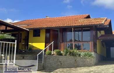 Imagem: A casa possui 3 Dormitórios, 3 Banheiros, 2 Vagas na garagem