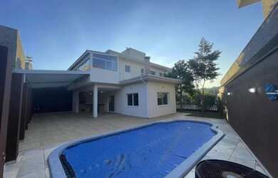 Imagem: A casa em condomínio possui 4 Dormitórios, 3 Banheiros, 5