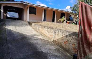 Imagem: A casa possui 3 Dormitórios, 1 Banheiro, 2 Vagas na garagem