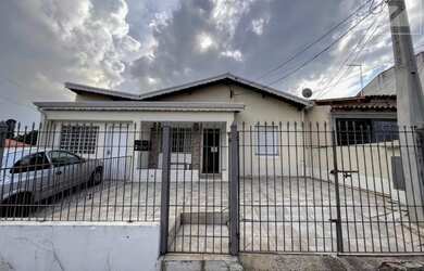 Imagem: A casa possui 4 Dormitórios, 2 Banheiros, 2 Vagas na garagem