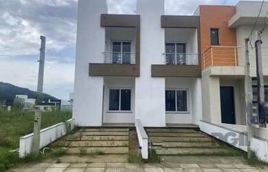 Imagem: A casa possui 2 Dormitórios, 3 Banheiros, 1 Vaga na garagem