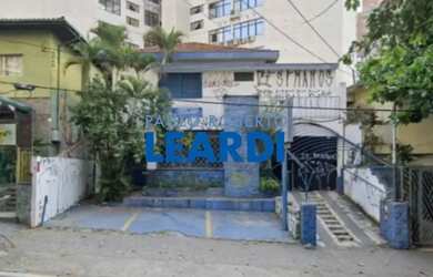 Imagem: A casa possui 3 Dormitórios, 3 Banheiros, 5 Vagas na garagem