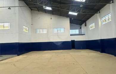 Imagem: O depósito possui 2 Vagas na garagem, 686m² de Área e está