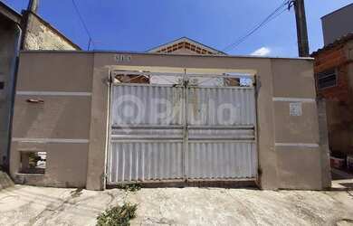 Imagem: A casa possui 3 Dormitórios, 2 Banheiros, 1 Vaga na garagem