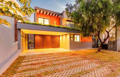 Imagem: A casa em condomínio possui 4 Dormitórios, 5 Banheiros, 4