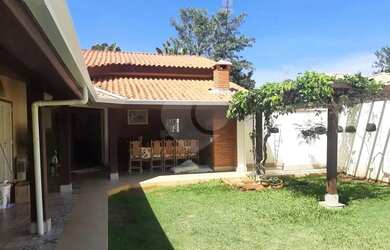 Imagem: A casa em condomínio possui 4 Dormitórios, 5 Banheiros, 5