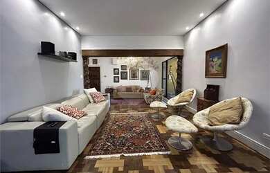 Imagem: A casa possui 5 Dormitórios, 5 Banheiros, 5 Vagas na garagem