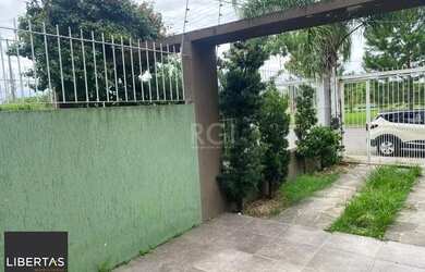 Imagem: A casa possui 3 Dormitórios, 3 Banheiros, 2 Vagas na garagem