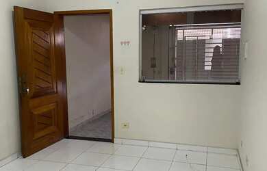 Imagem: A casa possui 2 Dormitórios, 2 Banheiros, 2 Vagas na garagem