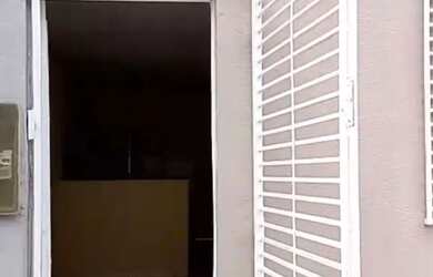 Imagem: A casa possui 2 Dormitórios e 1 Banheiro e está localizado