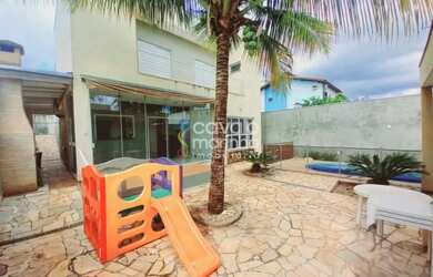 Imagem: A casa possui 3 Dormitórios, 4 Banheiros, 5 Vagas na garagem